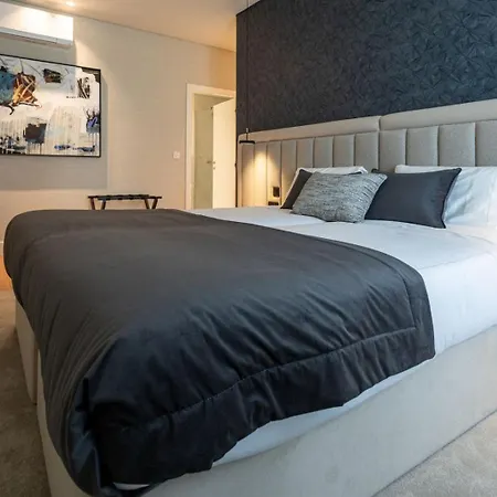 Cathedral Apartment *